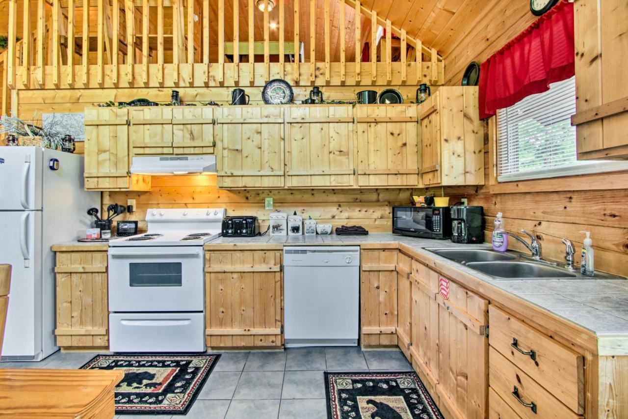Cabin With Hot Tub And Deck About 12 Mi To Pigeon Forge! Sevierville Ngoại thất bức ảnh