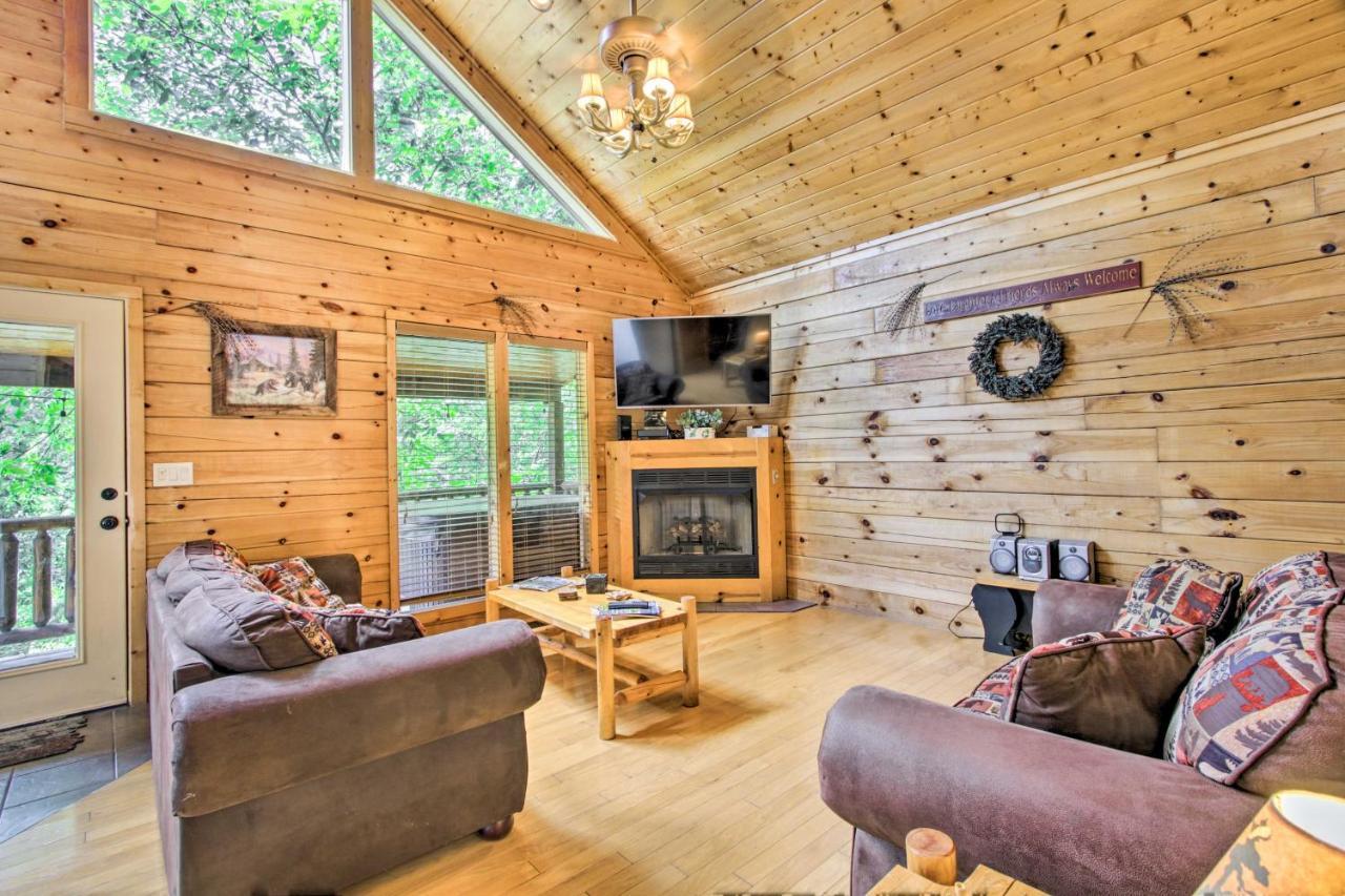 Cabin With Hot Tub And Deck About 12 Mi To Pigeon Forge! Sevierville Ngoại thất bức ảnh