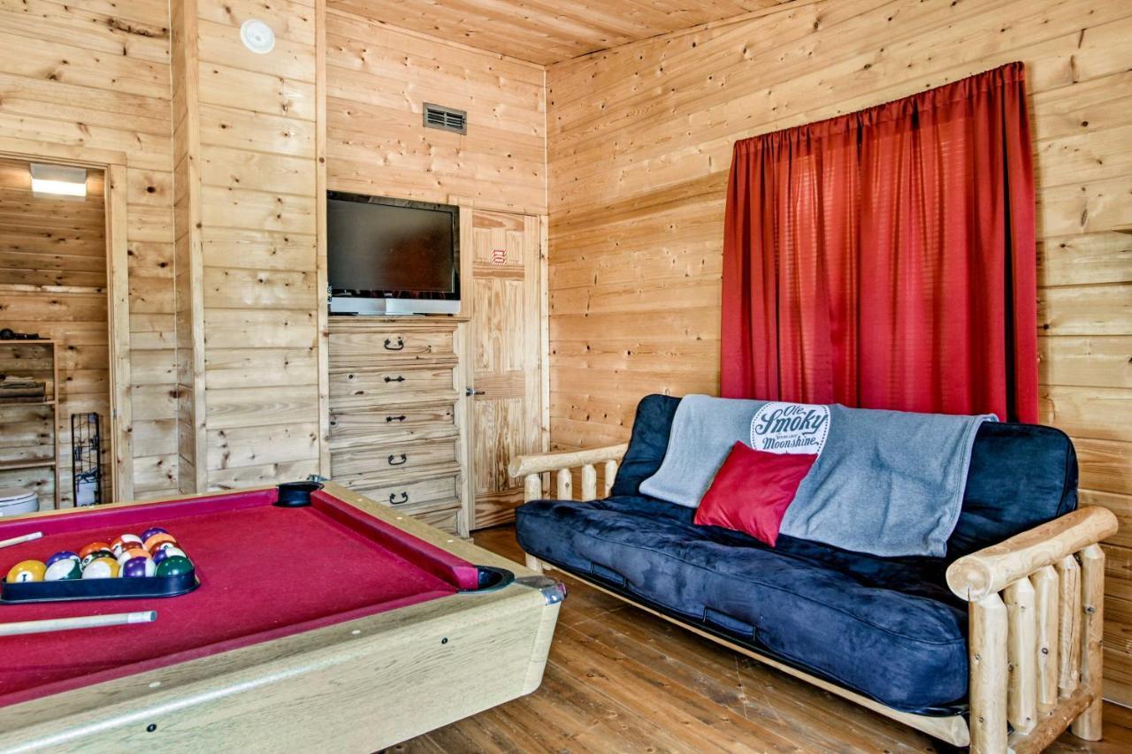 Cabin With Hot Tub And Deck About 12 Mi To Pigeon Forge! Sevierville Ngoại thất bức ảnh