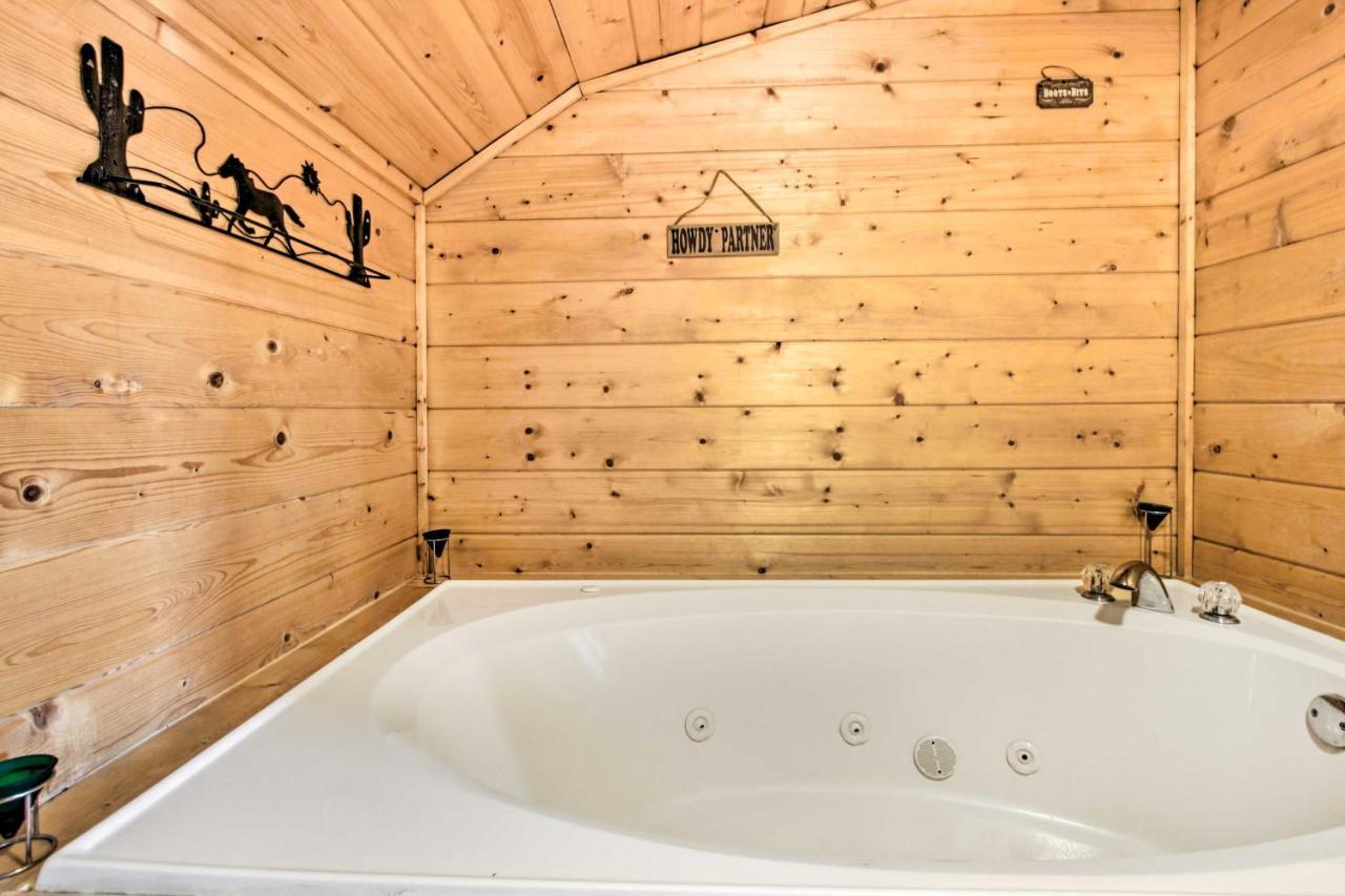 Cabin With Hot Tub And Deck About 12 Mi To Pigeon Forge! Sevierville Ngoại thất bức ảnh