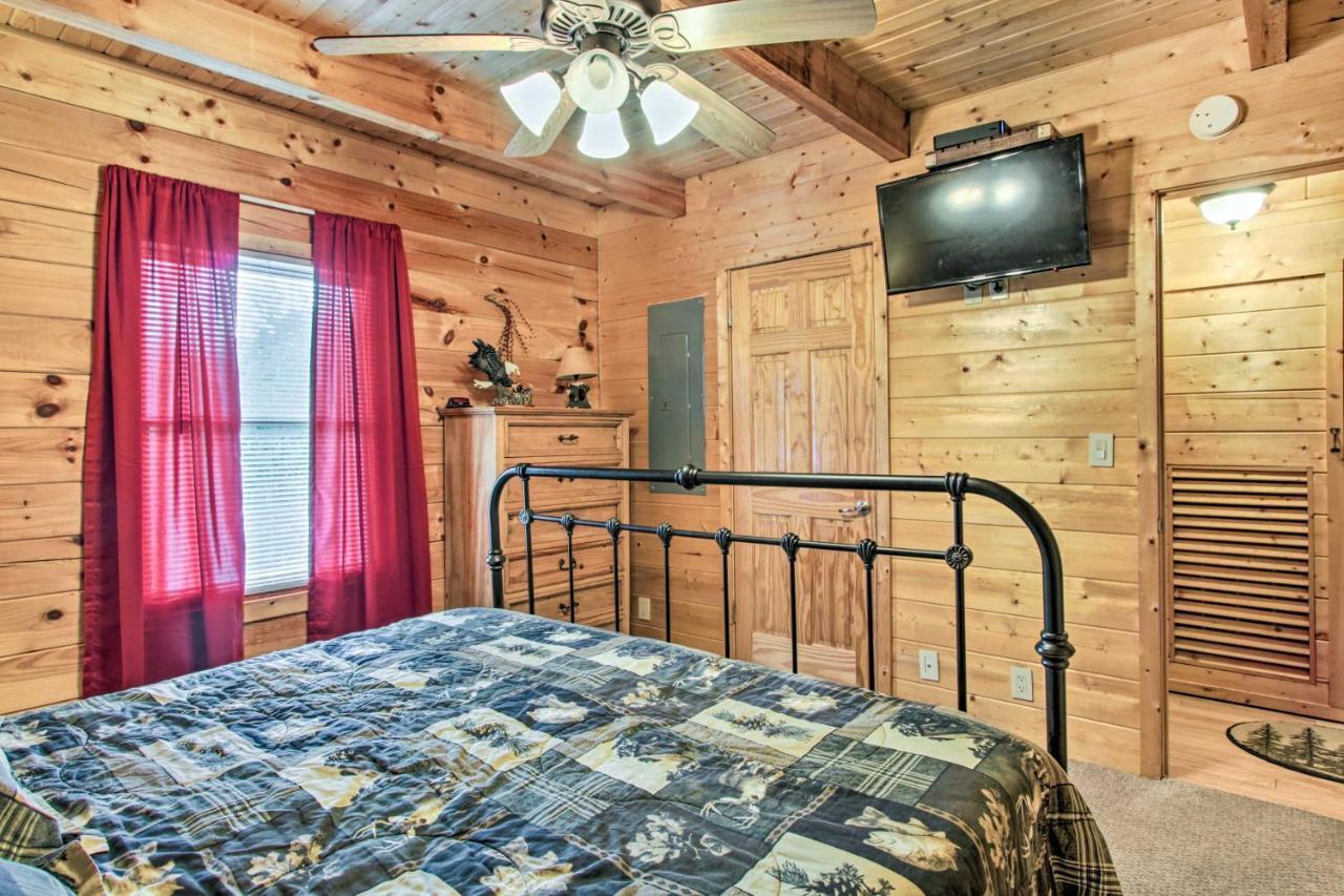 Cabin With Hot Tub And Deck About 12 Mi To Pigeon Forge! Sevierville Ngoại thất bức ảnh