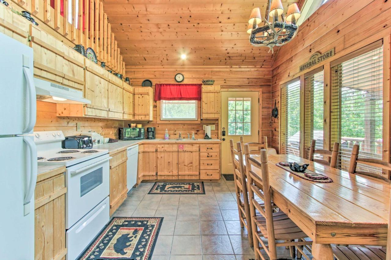 Cabin With Hot Tub And Deck About 12 Mi To Pigeon Forge! Sevierville Ngoại thất bức ảnh