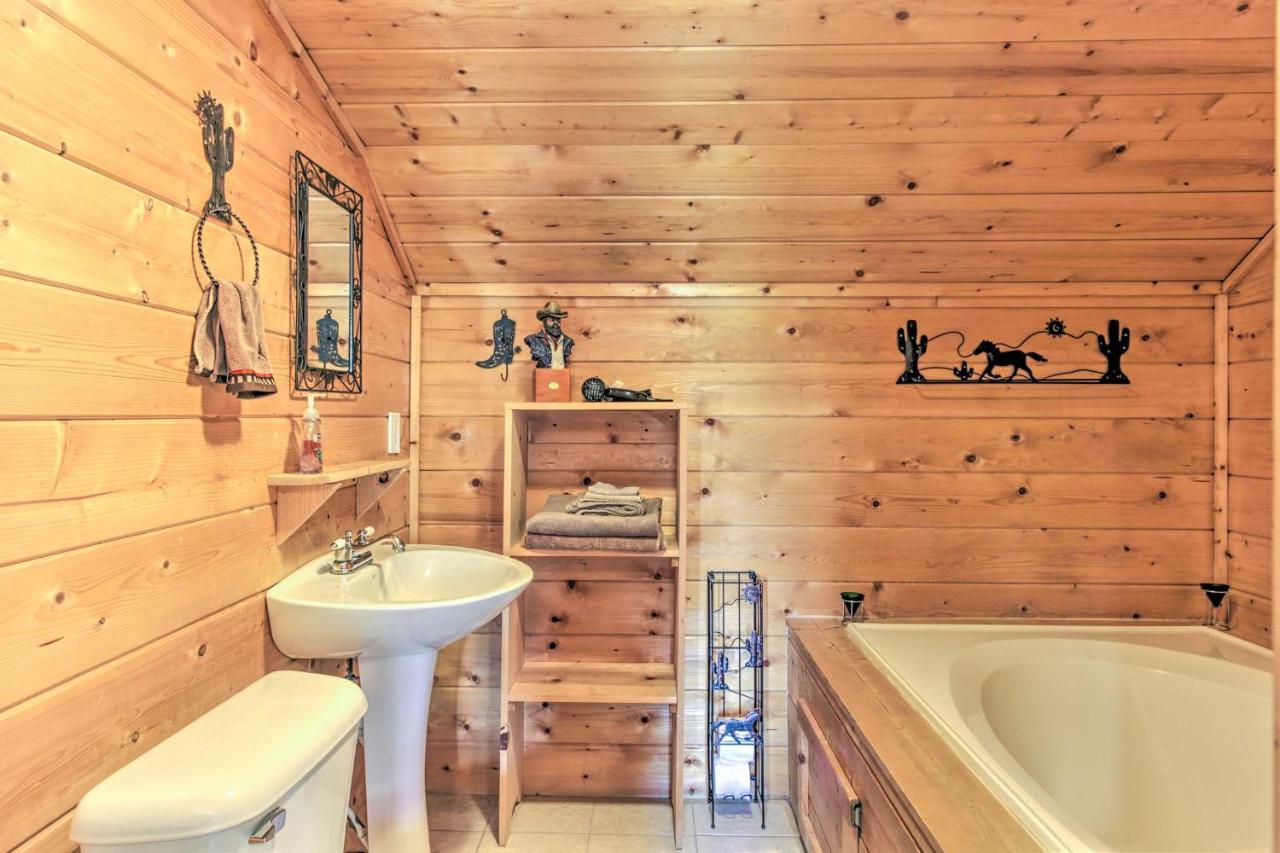 Cabin With Hot Tub And Deck About 12 Mi To Pigeon Forge! Sevierville Ngoại thất bức ảnh
